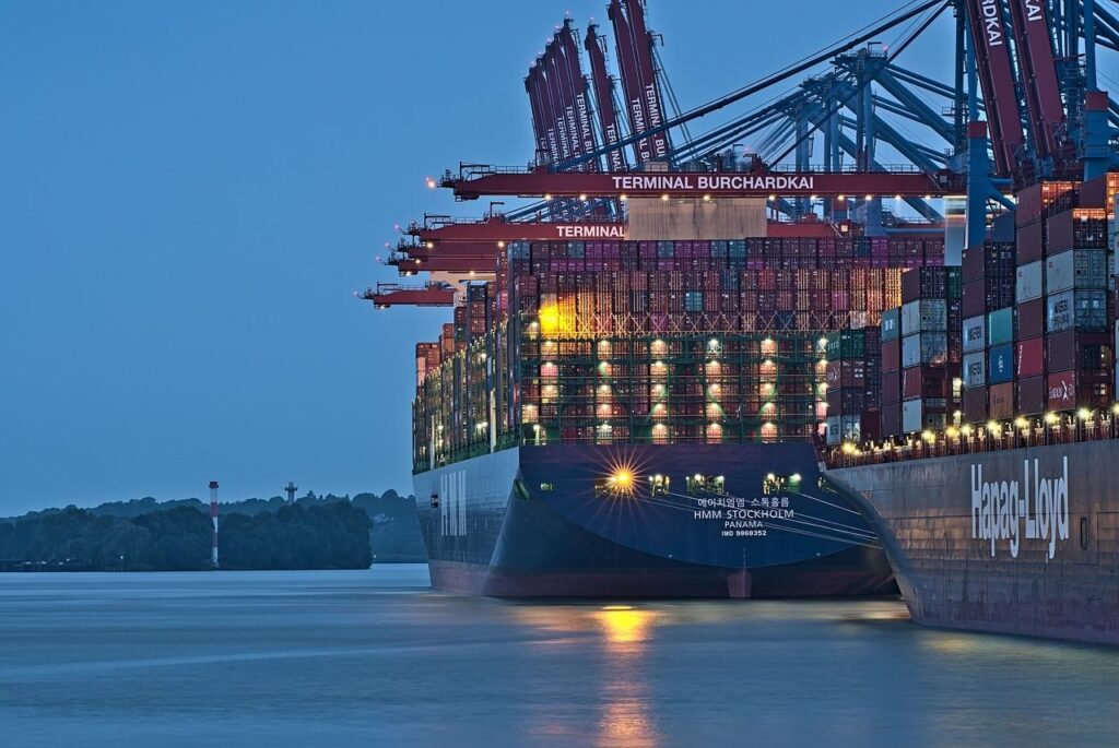 Två containerfartyg som står i hamn